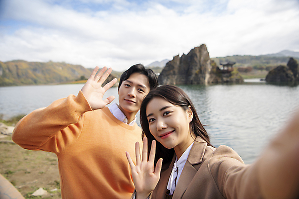 포토 JPG 주간 커플 여자 남자 여행 데이트 휴식 미소 풍경 상반신 20대 야외 두명 앞모습 옆모습 한국인 가을 강가 셀프카메라 손인사 손뻗기 단양 도담삼봉 국내포토 자연요소 계절 뷰포인트 컨셉 관계 모션 표정 사람 동양인 청년 관광지 강 사진촬영 인사 충청북도 파일형식