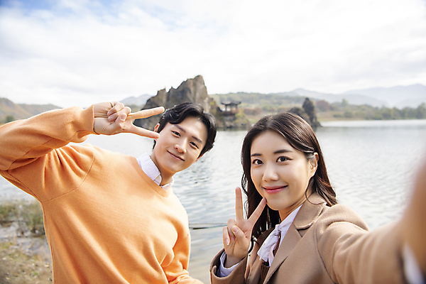 포토 JPG 주간 커플 여자 남자 여행 데이트 휴식 미소 풍경 상반신 20대 성인 야외 두명 앞모습 옆모습 한국인 가을 강가 셀프카메라 브이 손뻗기 단양 도담삼봉 성인만 국내포토 자연요소 계절 뷰포인트 컨셉 관계 모션 표정 사람 동양인 손짓 청년 관광지 강 사진촬영 충청북도 파일형식