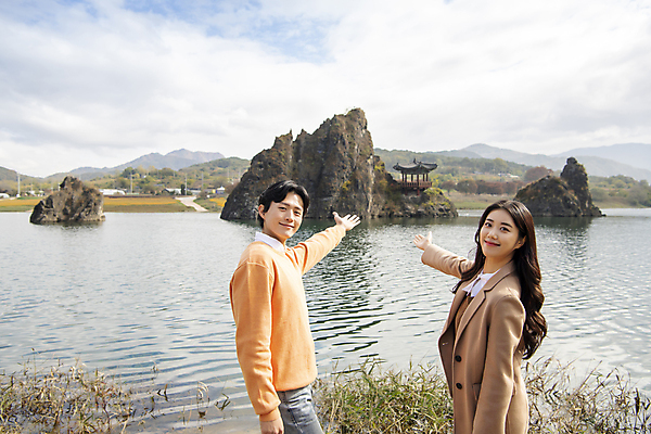 포토 JPG 주간 구름 커플 여자 남자 여행 데이트 휴식 미소 풍경 상반신 20대 성인 야외 두명 옆모습 한국인 가을 가리킴 강가 정자 단양 도담삼봉 성인만 국내포토 자연요소 건축물 계절 뷰포인트 컨셉 관계 표정 사람 동양인 손짓 청년 관광지 강 충청북도 파일형식