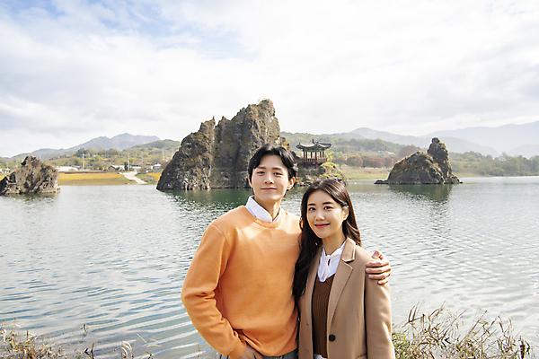 포토 JPG 주간 구름 커플 여자 남자 여행 데이트 휴식 미소 풍경 상반신 20대 성인 야외 두명 앞모습 한국인 가을 강가 정자 주머니손 단양 도담삼봉 성인만 어깨에손 국내포토 자연요소 건축물 계절 뷰포인트 컨셉 관계 모션 표정 사람 동양인 청년 관광지 강 충청북도 파일형식