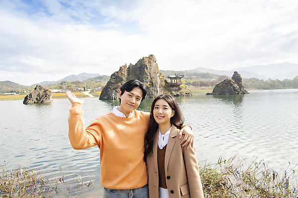 포토 JPG 주간 구름 커플 여자 남자 여행 데이트 휴식 산 미소 풍경 상반신 20대 성인 야외 두명 앞모습 한국인 가을 가리킴 강가 정자 단양 도담삼봉 성인만 어깨에손 국내포토 자연요소 건축물 계절 뷰포인트 컨셉 관계 모션 표정 사람 동양인 손짓 청년 관광지 강 충청북도 파일형식