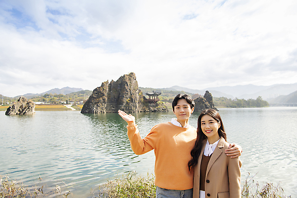 포토 JPG 주간 구름 커플 여자 남자 여행 데이트 휴식 미소 풍경 상반신 20대 성인 야외 두명 앞모습 한국인 가을 가리킴 강가 단양 도담삼봉 성인만 어깨에손 국내포토 자연요소 계절 뷰포인트 컨셉 관계 모션 표정 사람 동양인 손짓 청년 관광지 강 충청북도 파일형식