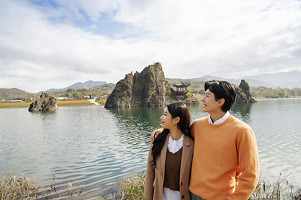 포토 JPG 주간 구름 커플 여자 남자 여행 데이트 어깨동무 휴식 미소 풍경 상반신 20대 성인 야외 두명 앞모습 한국인 가을 강가 단양 도담삼봉 성인만 국내포토 자연요소 계절 뷰포인트 포즈 컨셉 관계 표정 사람 동양인 청년 관광지 강 충청북도 파일형식