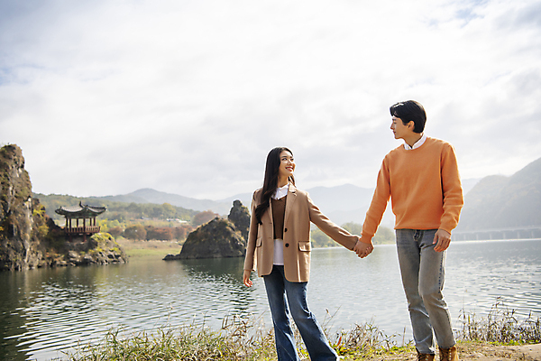 포토 JPG 주간 전신 구름 커플 여자 남자 여행 데이트 휴식 미소 풍경 20대 성인 야외 두명 앞모습 마주보기 걷기 손잡기 한국인 가을 강가 단양 도담삼봉 성인만 국내포토 자연요소 계절 뷰포인트 컨셉 관계 모션 표정 사람 동양인 청년 관광지 강 충청북도 파일형식