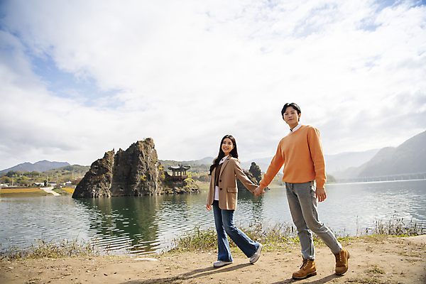 포토 JPG 주간 전신 구름 커플 응시 여자 남자 여행 데이트 휴식 미소 풍경 20대 야외 두명 옆모습 걷기 한국인 가을 강가 단양 도담삼봉 국내포토 자연요소 시선 계절 뷰포인트 컨셉 관계 모션 표정 사람 동양인 청년 관광지 강 충청북도 파일형식
