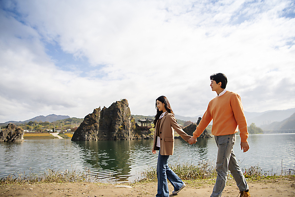 포토 JPG 주간 전신 구름 커플 여자 남자 여행 데이트 휴식 미소 풍경 20대 성인 야외 두명 옆모습 걷기 손잡기 한국인 가을 강가 단양 도담삼봉 성인만 국내포토 자연요소 계절 뷰포인트 컨셉 관계 모션 표정 사람 동양인 청년 관광지 강 충청북도 파일형식