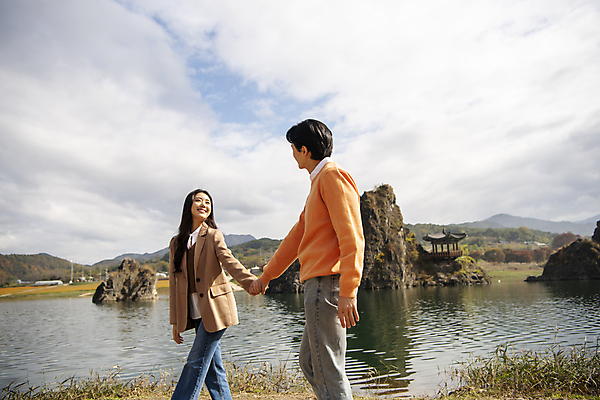 포토 JPG 주간 구름 커플 여자 남자 여행 데이트 휴식 미소 풍경 상반신 20대 성인 야외 두명 옆모습 마주보기 걷기 손잡기 한국인 가을 강가 정자 단양 도담삼봉 성인만 국내포토 자연요소 건축물 계절 뷰포인트 컨셉 관계 모션 표정 사람 동양인 청년 관광지 강 충청북도 파일형식