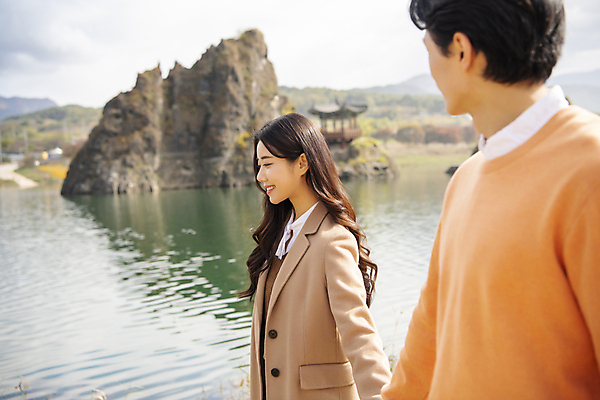 포토 JPG 주간 커플 여자 남자 여행 데이트 휴식 미소 풍경 상반신 20대 성인 야외 두명 옆모습 손잡기 한국인 가을 강가 단양 도담삼봉 성인만 국내포토 자연요소 계절 뷰포인트 컨셉 관계 모션 표정 사람 동양인 청년 관광지 강 충청북도 파일형식