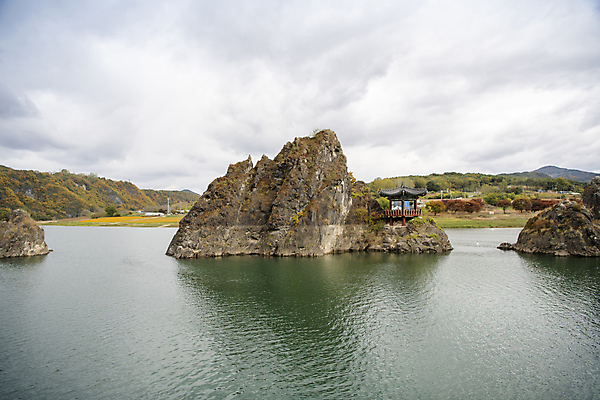 포토 JPG 주간 산 풍경 사람없음 야외 가을 정자 단양 도담삼봉 국내포토 자연요소 건축물 계절 관광지 충청북도 파일형식