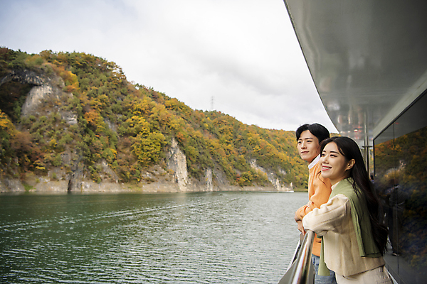 포토 JPG 주간 커플 여자 남자 여행 데이트 난간 휴식 산 미소 풍경 상반신 20대 성인 야외 두명 옆모습 강 기댐 한국인 가을 유람선 단양 도담삼봉 성인만 국내포토 자연요소 계절 뷰포인트 컨셉 배_교통 관계 모션 표정 사람 동양인 청년 관광지 충청북도 파일형식