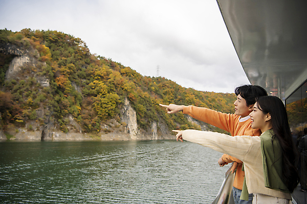 포토 JPG 주간 커플 여자 남자 여행 데이트 난간 휴식 산 미소 풍경 상반신 20대 성인 야외 두명 옆모습 강 한국인 가을 가리킴 유람선 단양 도담삼봉 성인만 국내포토 자연요소 계절 뷰포인트 컨셉 배_교통 관계 표정 사람 동양인 손짓 청년 관광지 충청북도 파일형식
