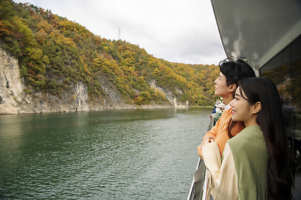포토 JPG 주간 커플 여자 남자 여행 데이트 난간 휴식 산 미소 풍경 상반신 20대 성인 야외 두명 옆모습 강 기댐 한국인 가을 유람선 구경 단양 도담삼봉 성인만 국내포토 자연요소 계절 뷰포인트 컨셉 배_교통 관계 모션 표정 사람 동양인 청년 관광지 충청북도 파일형식