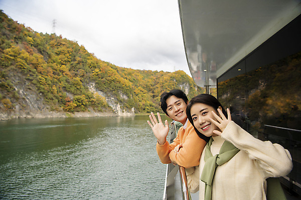 포토 JPG 주간 커플 여자 남자 여행 데이트 난간 휴식 산 미소 풍경 상반신 20대 성인 야외 두명 옆모습 강 기댐 한국인 가을 유람선 손인사 단양 도담삼봉 성인만 국내포토 자연요소 계절 뷰포인트 컨셉 배_교통 관계 모션 표정 사람 동양인 청년 관광지 인사 충청북도 파일형식