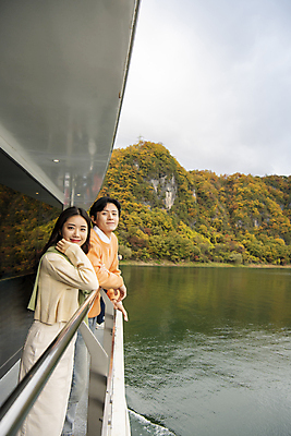 포토 JPG 주간 전신 커플 여자 남자 여행 데이트 난간 휴식 산 미소 풍경 상반신 20대 성인 야외 두명 옆모습 강 기댐 턱괴기 한국인 가을 유람선 단양 도담삼봉 성인만 국내포토 자연요소 계절 뷰포인트 컨셉 배_교통 관계 모션 표정 사람 동양인 청년 관광지 충청북도 파일형식