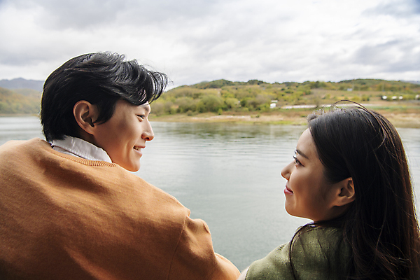 포토 JPG 주간 커플 여자 남자 여행 데이트 휴식 미소 풍경 근접촬영 상반신 20대 성인 야외 두명 뒷모습 강 마주보기 한국인 가을 단양 도담삼봉 성인만 국내포토 자연요소 계절 뷰포인트 컨셉 관계 모션 표정 사람 동양인 청년 관광지 충청북도 파일형식