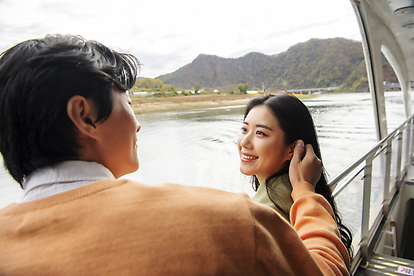 포토 JPG 주간 커플 여자 남자 여행 데이트 휴식 산 미소 풍경 상반신 20대 성인 야외 두명 옆모습 뒷모습 강 마주보기 한국인 가을 유람선 애정표현 단양 도담삼봉 성인만 쓰다듬기 국내포토 자연요소 계절 뷰포인트 컨셉 배_교통 관계 모션 표정 사람 동양인 청년 관광지 표현 충청북도 파일형식