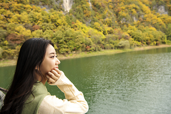 포토 JPG 주간 여자 여행 휴식 산 한명 미소 풍경 상반신 20대 성인 야외 옆모습 강 기댐 턱괴기 한국인 가을 구경 단양 도담삼봉 성인여자한명만 국내포토 자연요소 1 계절 뷰포인트 컨셉 모션 표정 사람 동양인 청년 관광지 충청북도 여자한명만 성인여자만 파일형식