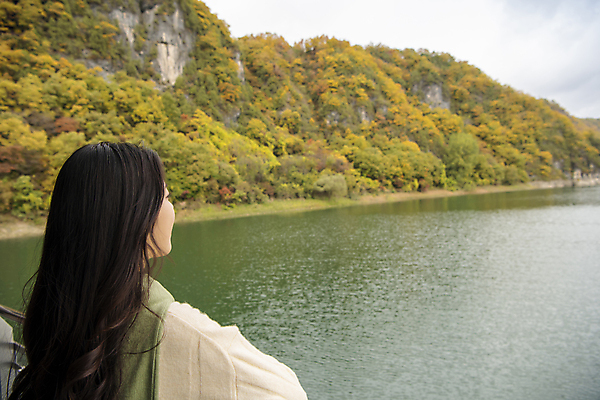 포토 JPG 주간 여자 여행 휴식 산 한명 풍경 상반신 20대 성인 야외 뒷모습 강 한국인 가을 구경 단양 도담삼봉 성인여자한명만 국내포토 자연요소 1 계절 뷰포인트 컨셉 사람 동양인 청년 관광지 충청북도 여자한명만 성인여자만 파일형식
