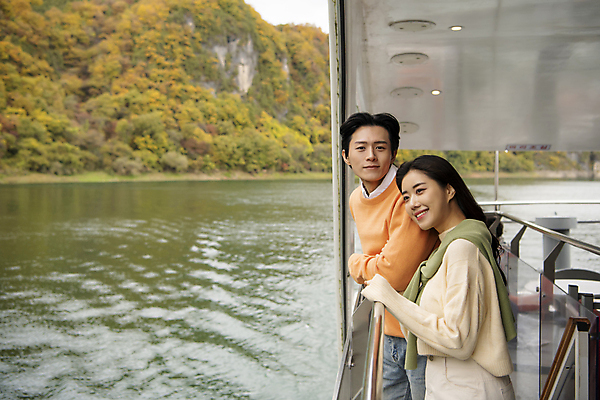 포토 JPG 주간 커플 여자 남자 여행 데이트 난간 휴식 산 미소 풍경 상반신 20대 성인 야외 두명 옆모습 강 기댐 한국인 가을 유람선 단양 도담삼봉 성인만 국내포토 자연요소 계절 뷰포인트 컨셉 배_교통 관계 모션 표정 사람 동양인 청년 관광지 충청북도 파일형식