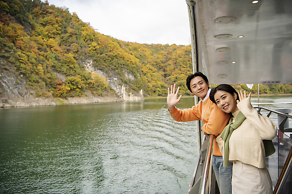 포토 JPG 주간 커플 여자 남자 여행 데이트 난간 휴식 산 미소 풍경 상반신 20대 성인 야외 두명 옆모습 강 기댐 한국인 가을 유람선 손인사 단양 도담삼봉 성인만 국내포토 자연요소 계절 뷰포인트 컨셉 배_교통 관계 모션 표정 사람 동양인 청년 관광지 인사 충청북도 파일형식