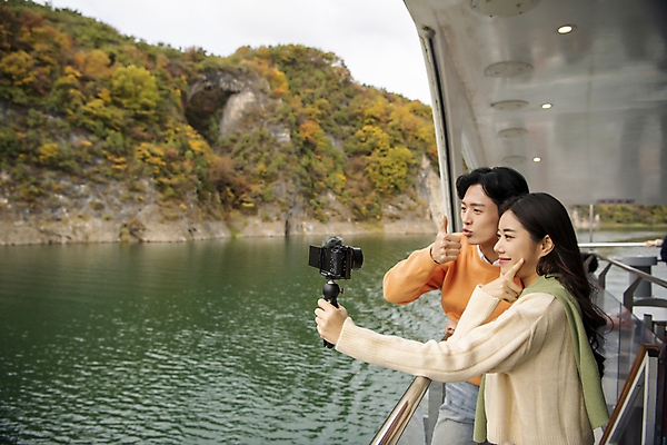 포토 JPG 주간 커플 여자 남자 여행 데이트 난간 휴식 산 미소 들기 풍경 상반신 20대 성인 야외 두명 옆모습 강 카메라 한국인 가을 유람선 셀프카메라 브이 따봉 단양 도담삼봉 성인만 국내포토 자연요소 계절 뷰포인트 컨셉 배_교통 관계 모션 표정 사람 동양인 손짓 청년 관광지 전자제품 사진촬영 최고 충청북도 파일형식