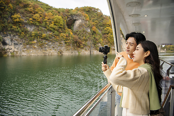 포토 JPG 주간 커플 여자 남자 여행 데이트 난간 휴식 산 미소 들기 풍경 상반신 20대 성인 야외 두명 옆모습 강 카메라 사진촬영 한국인 가을 가리킴 유람선 단양 도담삼봉 성인만 국내포토 자연요소 계절 뷰포인트 컨셉 배_교통 관계 모션 표정 사람 동양인 손짓 청년 관광지 전자제품 촬영 충청북도 파일형식