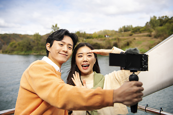 포토 JPG 주간 커플 여자 남자 여행 데이트 휴식 들기 풍경 손짓 상반신 20대 성인 야외 두명 앞모습 옆모습 강 카메라 한국인 가을 유람선 셀프카메라 손인사 단양 도담삼봉 성인만 국내포토 자연요소 계절 뷰포인트 컨셉 배_교통 관계 모션 사람 동양인 청년 관광지 전자제품 사진촬영 인사 충청북도 파일형식