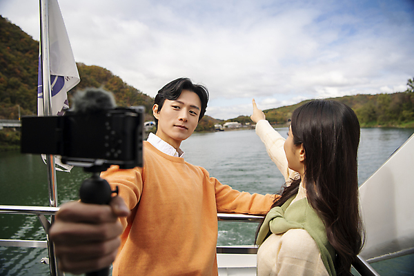 포토 JPG 주간 구름 커플 여자 남자 여행 데이트 휴식 산 들기 풍경 상반신 20대 성인 야외 두명 옆모습 강 카메라 한국인 가을 가리킴 유람선 셀프카메라 단양 도담삼봉 성인만 국내포토 자연요소 계절 뷰포인트 컨셉 배_교통 관계 모션 사람 동양인 손짓 청년 관광지 전자제품 사진촬영 충청북도 파일형식