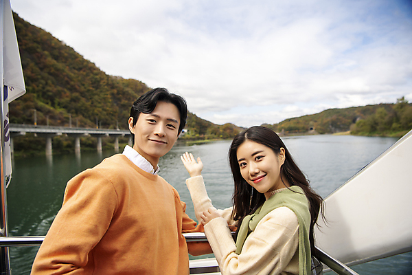 포토 JPG 주간 구름 커플 여자 남자 여행 데이트 난간 휴식 산 안내 미소 풍경 손짓 상반신 20대 성인 야외 두명 옆모습 강 한국인 가을 가리킴 유람선 단양 도담삼봉 성인만 국내포토 자연요소 계절 뷰포인트 컨셉 배_교통 관계 모션 표정 사람 동양인 청년 관광지 충청북도 파일형식