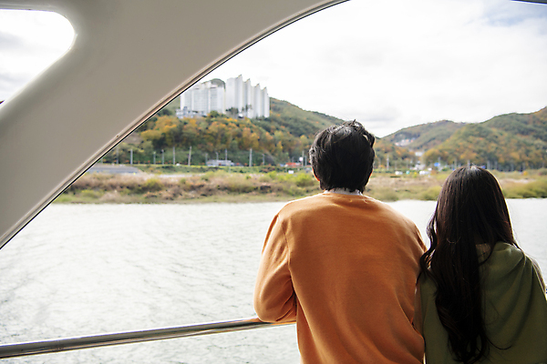 포토 JPG 주간 커플 여자 남자 여행 데이트 난간 휴식 산 풍경 상반신 20대 성인 야외 두명 뒷모습 강 기댐 한국인 가을 유람선 단양 도담삼봉 성인만 국내포토 자연요소 계절 뷰포인트 컨셉 배_교통 관계 모션 사람 동양인 청년 관광지 충청북도 파일형식