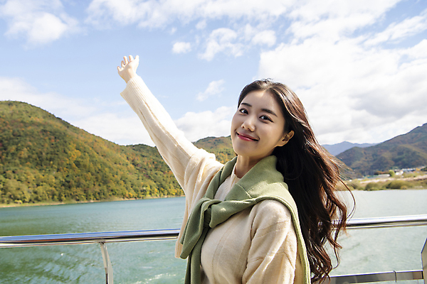 포토 JPG 주간 구름 응시 여자 여행 하늘 휴식 산 한명 미소 풍경 상반신 20대 성인 야외 옆모습 강 한국인 가을 손뻗기 단양 도담삼봉 성인여자한명만 국내포토 자연요소 1 시선 계절 뷰포인트 컨셉 모션 표정 사람 동양인 청년 관광지 충청북도 여자한명만 성인여자만 파일형식