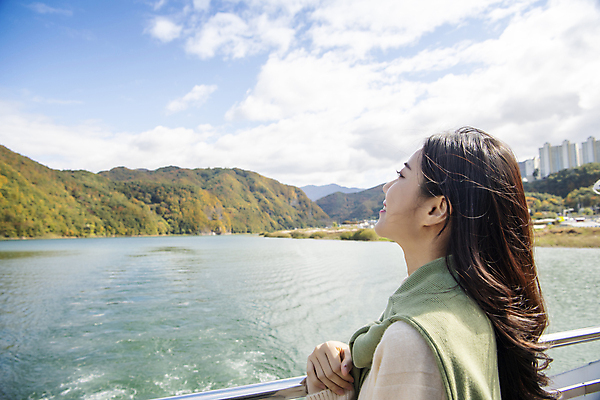 포토 JPG 주간 구름 여자 여행 난간 하늘 휴식 산 한명 풍경 상반신 20대 성인 야외 옆모습 강 기댐 한국인 올려보기 가을 단양 도담삼봉 성인여자한명만 국내포토 자연요소 1 계절 뷰포인트 컨셉 모션 사람 동양인 청년 관광지 충청북도 여자한명만 성인여자만 파일형식
