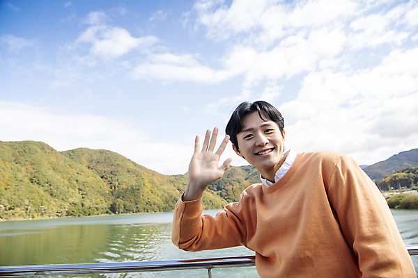 포토 JPG 주간 구름 남자 여행 난간 휴식 산 한명 미소 풍경 상반신 20대 성인 야외 앞모습 강 기댐 한국인 가을 손인사 단양 도담삼봉 성인남자한명만 국내포토 자연요소 1 계절 뷰포인트 컨셉 모션 표정 사람 동양인 청년 관광지 인사 충청북도 남자한명만 성인남자만 파일형식