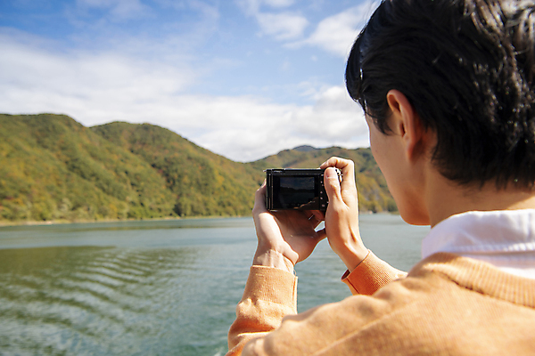 포토 JPG 주간 남자 여행 휴식 산 한명 들기 풍경 상반신 20대 성인 야외 뒷모습 강 카메라 사진촬영 한국인 가을 단양 도담삼봉 성인남자한명만 국내포토 자연요소 1 계절 뷰포인트 컨셉 모션 사람 동양인 청년 관광지 전자제품 촬영 충청북도 남자한명만 성인남자만 파일형식