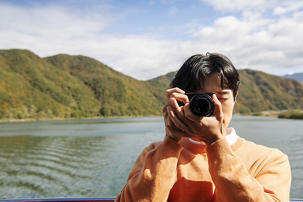 포토 JPG 주간 남자 여행 휴식 산 한명 미소 들기 풍경 상반신 20대 성인 야외 앞모습 강 카메라 사진촬영 한국인 가을 단양 도담삼봉 성인남자한명만 국내포토 자연요소 1 계절 뷰포인트 컨셉 모션 표정 사람 동양인 청년 관광지 전자제품 촬영 충청북도 남자한명만 성인남자만 파일형식