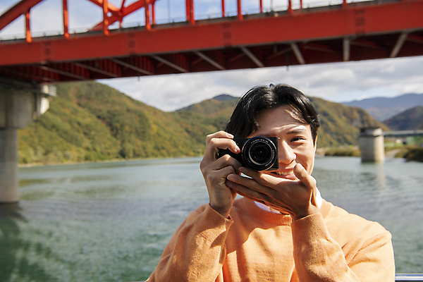 포토 JPG 주간 남자 여행 휴식 산 한명 미소 들기 풍경 상반신 20대 성인 야외 앞모습 강 카메라 사진촬영 한국인 가을 단양 도담삼봉 가교 성인남자한명만 국내포토 자연요소 1 건축물 계절 뷰포인트 컨셉 모션 표정 사람 동양인 청년 관광지 전자제품 촬영 충청북도 남자한명만 성인남자만 파일형식