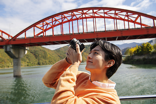 포토 JPG 주간 남자 여행 휴식 산 한명 미소 들기 풍경 상반신 20대 성인 야외 옆모습 강 카메라 사진촬영 한국인 올려보기 가을 단양 도담삼봉 가교 성인남자한명만 국내포토 자연요소 1 건축물 계절 뷰포인트 컨셉 모션 표정 사람 동양인 청년 관광지 전자제품 촬영 충청북도 남자한명만 성인남자만 파일형식