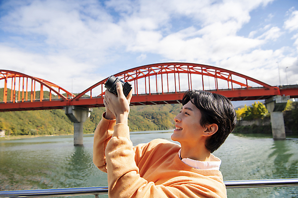포토 JPG 주간 구름 남자 여행 휴식 산 한명 미소 들기 풍경 상반신 20대 성인 야외 옆모습 강 카메라 사진촬영 한국인 올려보기 가을 단양 도담삼봉 가교 성인남자한명만 국내포토 자연요소 1 건축물 계절 뷰포인트 컨셉 모션 표정 사람 동양인 청년 관광지 전자제품 촬영 충청북도 남자한명만 성인남자만 파일형식