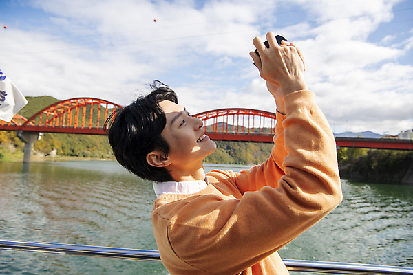 포토 JPG 주간 구름 남자 여행 휴식 산 한명 미소 들기 풍경 상반신 20대 성인 야외 옆모습 강 카메라 사진촬영 한국인 올려보기 가을 단양 도담삼봉 가교 성인남자한명만 국내포토 자연요소 1 건축물 계절 뷰포인트 컨셉 모션 표정 사람 동양인 청년 관광지 전자제품 촬영 충청북도 남자한명만 성인남자만 파일형식