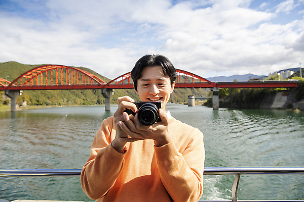 포토 JPG 주간 구름 남자 여행 휴식 산 한명 미소 들기 풍경 상반신 20대 성인 야외 앞모습 강 카메라 사진촬영 한국인 가을 단양 도담삼봉 가교 성인남자한명만 국내포토 자연요소 1 건축물 계절 뷰포인트 컨셉 모션 표정 사람 동양인 청년 관광지 전자제품 촬영 충청북도 남자한명만 성인남자만 파일형식