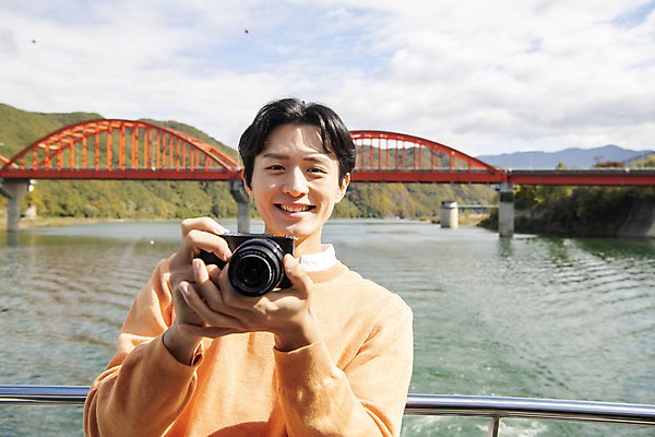 포토 JPG 주간 남자 여행 휴식 산 한명 미소 들기 풍경 상반신 20대 성인 야외 앞모습 강 카메라 사진촬영 한국인 가을 단양 도담삼봉 가교 성인남자한명만 국내포토 자연요소 1 건축물 계절 뷰포인트 컨셉 모션 표정 사람 동양인 청년 관광지 전자제품 촬영 충청북도 남자한명만 성인남자만 파일형식