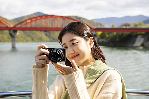 포토 JPG 주간 여자 여행 휴식 한명 미소 들기 풍경 상반신 20대 성인 야외 앞모습 강 카메라 사진촬영 한국인 가을 단양 도담삼봉 가교 성인여자한명만 국내포토 자연요소 1 건축물 계절 뷰포인트 컨셉 모션 표정 사람 동양인 청년 관광지 전자제품 촬영 충청북도 여자한명만 성인여자만 파일형식