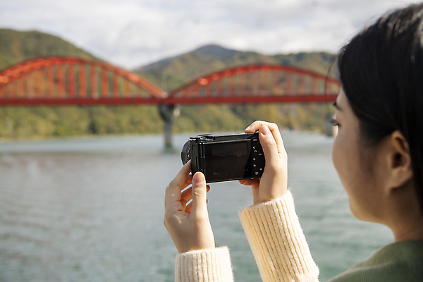 포토 JPG 주간 여자 여행 휴식 한명 들기 풍경 상반신 20대 성인 야외 뒷모습 강 카메라 사진촬영 한국인 가을 단양 도담삼봉 가교 성인여자한명만 국내포토 자연요소 1 건축물 계절 뷰포인트 컨셉 모션 사람 동양인 청년 관광지 전자제품 촬영 충청북도 여자한명만 성인여자만 파일형식