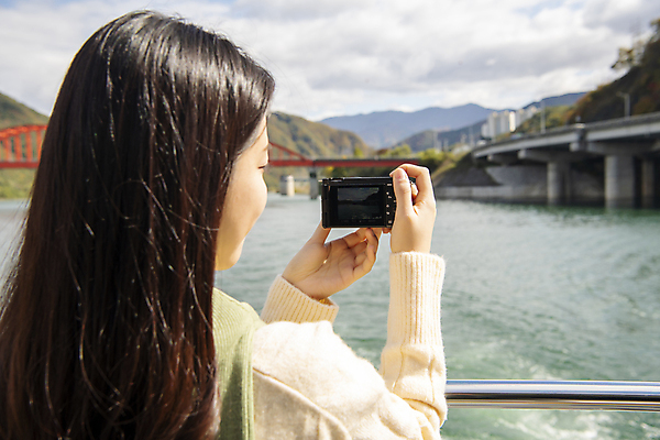 포토 JPG 주간 여자 여행 휴식 한명 들기 풍경 상반신 20대 성인 야외 뒷모습 강 카메라 사진촬영 한국인 가을 단양 도담삼봉 성인여자한명만 국내포토 자연요소 1 계절 뷰포인트 컨셉 모션 사람 동양인 청년 관광지 전자제품 촬영 충청북도 여자한명만 성인여자만 파일형식