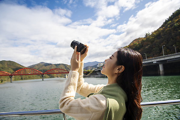포토 JPG 주간 구름 여자 여행 하늘 휴식 산 한명 들기 풍경 상반신 20대 성인 야외 옆모습 강 카메라 사진촬영 한국인 올려보기 가을 단양 도담삼봉 가교 성인여자한명만 국내포토 자연요소 1 건축물 계절 뷰포인트 컨셉 모션 사람 동양인 청년 관광지 전자제품 촬영 충청북도 여자한명만 성인여자만 파일형식