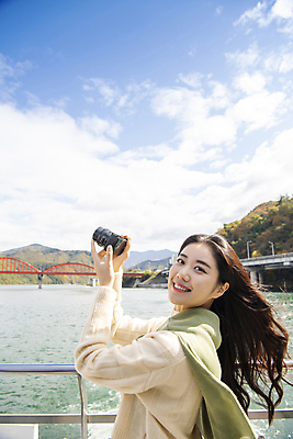 포토 JPG 주간 구름 응시 여자 여행 난간 하늘 휴식 산 한명 미소 들기 풍경 상반신 20대 성인 야외 옆모습 강 카메라 사진촬영 한국인 가을 단양 도담삼봉 가교 성인여자한명만 국내포토 자연요소 1 건축물 시선 계절 뷰포인트 컨셉 모션 표정 사람 동양인 청년 관광지 전자제품 촬영 충청북도 여자한명만 성인여자만 파일형식