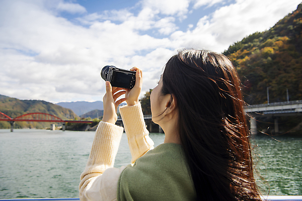 포토 JPG 주간 구름 여자 여행 휴식 산 한명 들기 풍경 상반신 20대 성인 야외 뒷모습 강 카메라 사진촬영 한국인 가을 단양 도담삼봉 성인여자한명만 국내포토 자연요소 1 계절 뷰포인트 컨셉 모션 사람 동양인 청년 관광지 전자제품 촬영 충청북도 여자한명만 성인여자만 파일형식