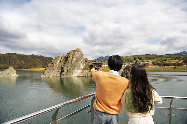 포토 JPG 주간 구름 커플 여자 남자 여행 데이트 난간 휴식 산 풍경 상반신 20대 성인 야외 두명 뒷모습 강 한국인 가을 가리킴 단양 도담삼봉 성인만 국내포토 자연요소 계절 뷰포인트 컨셉 관계 사람 동양인 손짓 청년 관광지 충청북도 파일형식