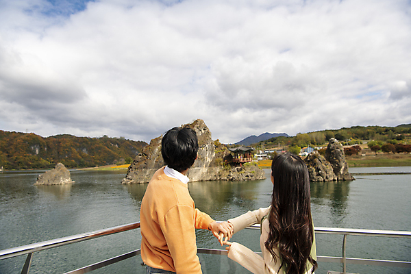 포토 JPG 주간 구름 커플 여자 남자 여행 데이트 난간 휴식 산 풍경 상반신 20대 성인 야외 두명 옆모습 강 손잡기 한국인 가을 단양 도담삼봉 성인만 국내포토 자연요소 계절 뷰포인트 컨셉 관계 모션 사람 동양인 청년 관광지 충청북도 파일형식