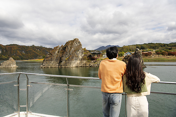 포토 JPG 주간 구름 커플 여자 남자 여행 데이트 난간 휴식 산 풍경 상반신 20대 성인 야외 두명 뒷모습 강 기댐 한국인 가을 단양 도담삼봉 성인만 국내포토 자연요소 계절 뷰포인트 컨셉 관계 모션 사람 동양인 청년 관광지 충청북도 파일형식